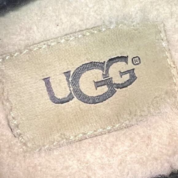 𝅺UGG Wright Belted Boots Booties Low Heel Black Suede Shearling Footbed Size 7 - Picture 6 of 11